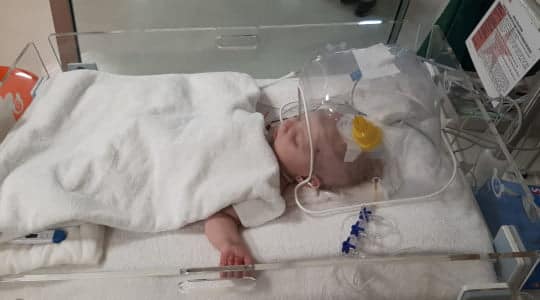 Vlăduț, un bebeluș de 3 luni, refuzat de mai multe spitale. Băiețelul are nevoie urgent de ajutor ca să trăiască
