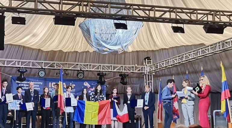 România se mândrește cu ei. Zece elevi, medaliați la prima ediția a Olimpiadei Internaționale de Astronomie și Științele Spațiului pentru Junori