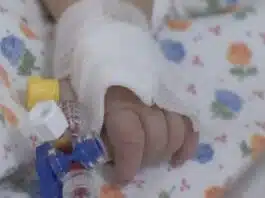 Un copil de un an și cinci luni, în stare gravă după ce s-a înecat cu măr, la grădiniță | Demamici.ro