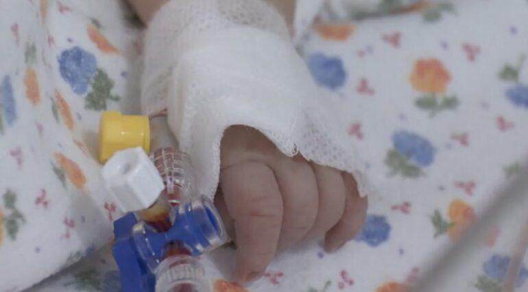 Spitalul din Turda: O asistentă i-a injectat în venă adrenalină unui bebeluș de 2 luni, în loc să-i facă aerosoli