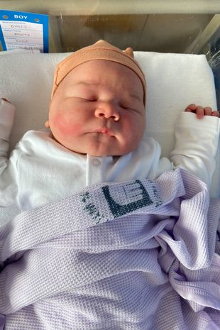 O mamă a născut un bebeluș de 4.99 kg. Micuțul uriaș încape acum doar în haine de toddler