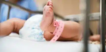 A murit fetița de 2 luni rănită la cap cu foarfeca de surioara ei. Medicii de la „Grigore Alexandrescu” au făcut tot posibilul să o salveze | Demamici.ro