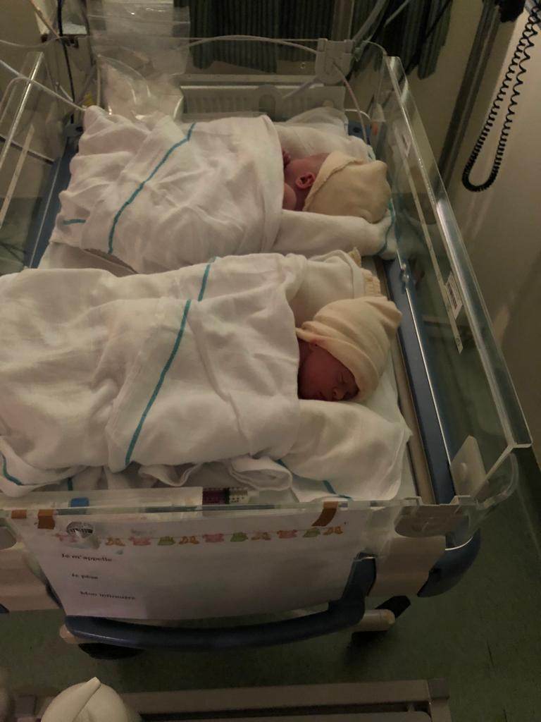 Ofelia a născut natural gemeni într-un spital din Belgia. La al doilea băiețel au apărut complicații. Nu respira: „Am crezut că se termină lumea!” | Demamici.ro