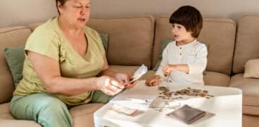 Învață-ți copilul despre bani! Educația financiară timpurie făcută în familie îl va ajuta să devină un adult echilibrat | Demamici.ro