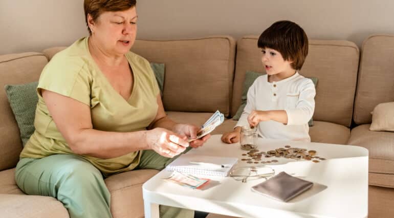 Învață-ți copilul despre bani! Educația financiară timpurie făcută în familie îl va ajuta să devină un adult echilibrat | Demamici.ro