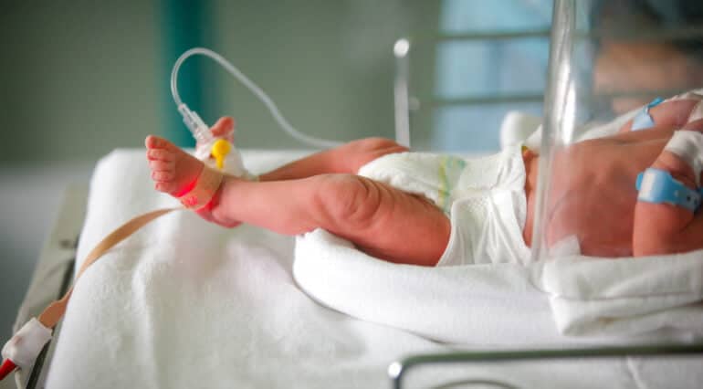 Infecția cu VSR, deosebit de periculoasă pentru prematuri. Spitalele sunt pline de copii cu forme severe de boală acută respiratorie | Demamici.ro