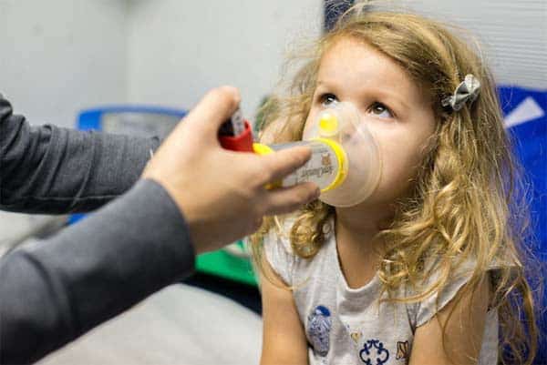 Cum poate afecta canicula astmul copilului | Demamici.ro