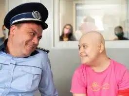 Polițistul Robi din Las Fierbinți, gest emoționant pentru o fetiță cu leucemie. Povești cu lacrimi și zâmbet la Marie Curie | Demamici.ro