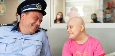 Polițistul Robi din Las Fierbinți, gest emoționant pentru o fetiță cu leucemie. Povești cu lacrimi și zâmbet la Marie Curie | Demamici.ro