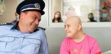 Polițistul Robi din Las Fierbinți, gest emoționant pentru o fetiță cu leucemie. Povești cu lacrimi și zâmbet la Marie Curie | Demamici.ro