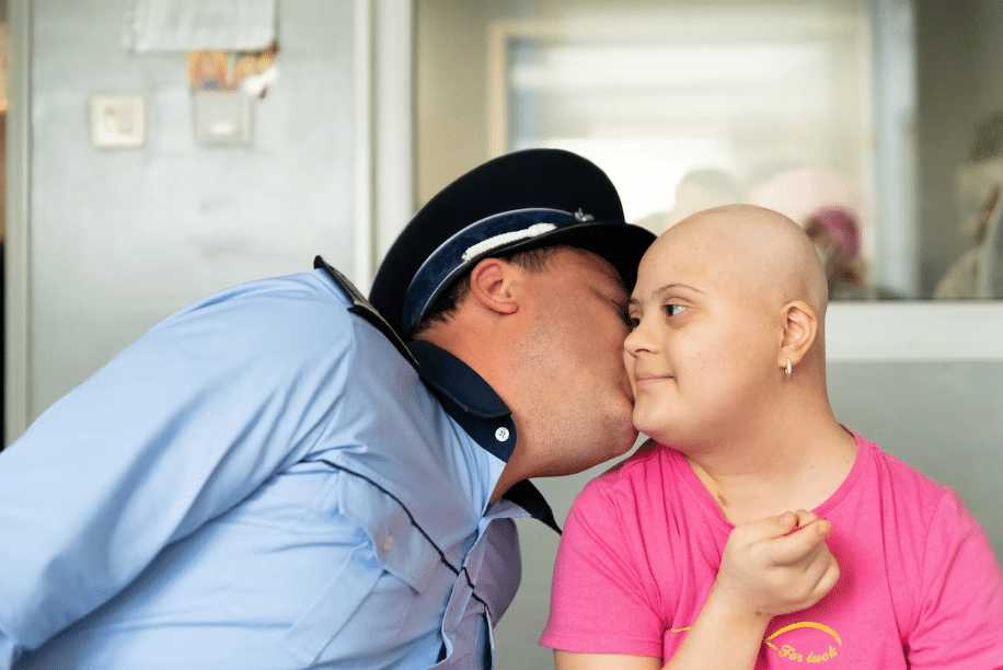 Polițistul Robi din Las Fierbinți, gest emoționant pentru o fetiță cu leucemie. Povești cu lacrimi și zâmbet la Marie Curie