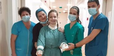 Primele imagini cu Alexia Tudose, fata căreia i-au fost replantate mâinile, după accidentul de la Pașcani VIDEO | Demamici.ro