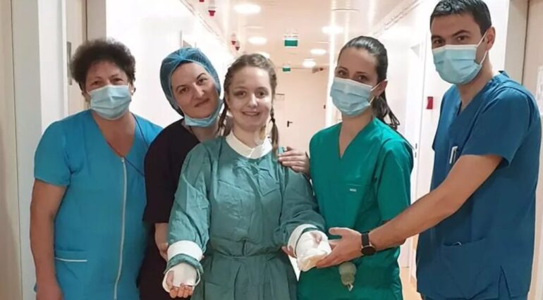 Primele imagini cu Alexia Tudose, fata căreia i-au fost replantate mâinile, după accidentul de la Pașcani VIDEO | Demamici.ro
