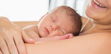 Somn în siguranță și îngrijire piele pe piele în perioada neonatală pentru nou-născuții la termen sănătoși | Demamici.ro