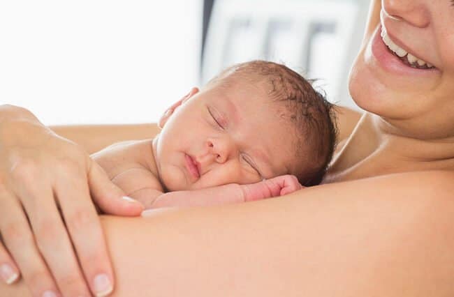 Somn în siguranță și îngrijire piele pe piele în perioada neonatală pentru nou-născuții la termen sănătoși | Demamici.ro