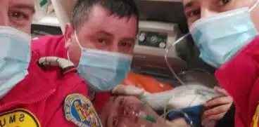 Naștere cu final fericit. Trei paramedici suceveni au ajutat o gravidă să nască în ambulanță: „Nici când s-a născut al meu nu am fost așa emoționat” | Demamici.ro