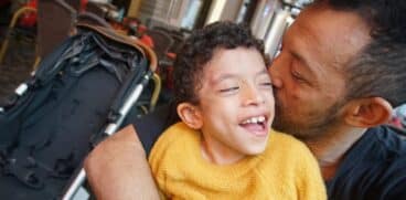 Fiul lui Kamara, dependent de operații: „Dacă nu face operațiile există posibilitatea să i se strâmbe oasele”. Leon are 8 ani | Demamici.ro