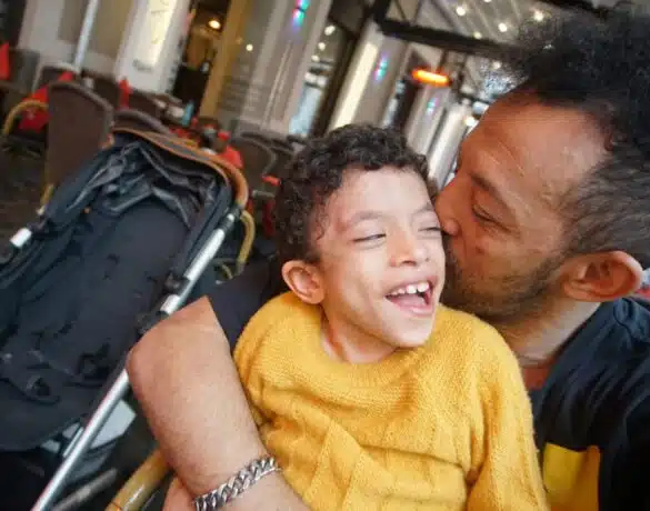 Fiul lui Kamara, dependent de operații: „Dacă nu face operațiile există posibilitatea să i se strâmbe oasele”. Leon are 8 ani | Demamici.ro