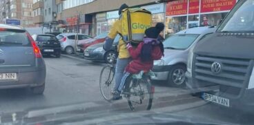 Povestea curierului care își ia fetița de la școală pe bicicletă, în timp ce livrează mâncare în oraș | Demamici.ro