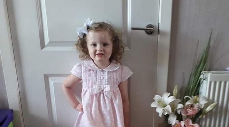 Atenție la sepsis! O fetiță de 3 ani din UK a murit la o zi după ce medicii au trimis-o acasă cu tratament pentru „durere de burtică” | Demamici.ro