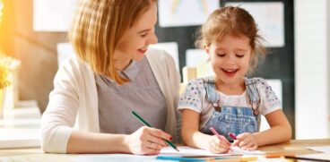 Din ianuarie 2023 se dau 100 lei în plus la salariu pentru părinții cu copii înscriși într-o unitate de învățământ. Ce trebuie să conțină dosarul | Demamici.ro