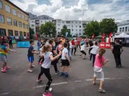 Liber în curtea școlii! Klaus Iohannis a promulgat legea care permite accesul copiilor pe terenurile de sport din școli | Demamici.ro