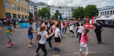 Liber în curtea școlii! Klaus Iohannis a promulgat legea care permite accesul copiilor pe terenurile de sport din școli | Demamici.ro