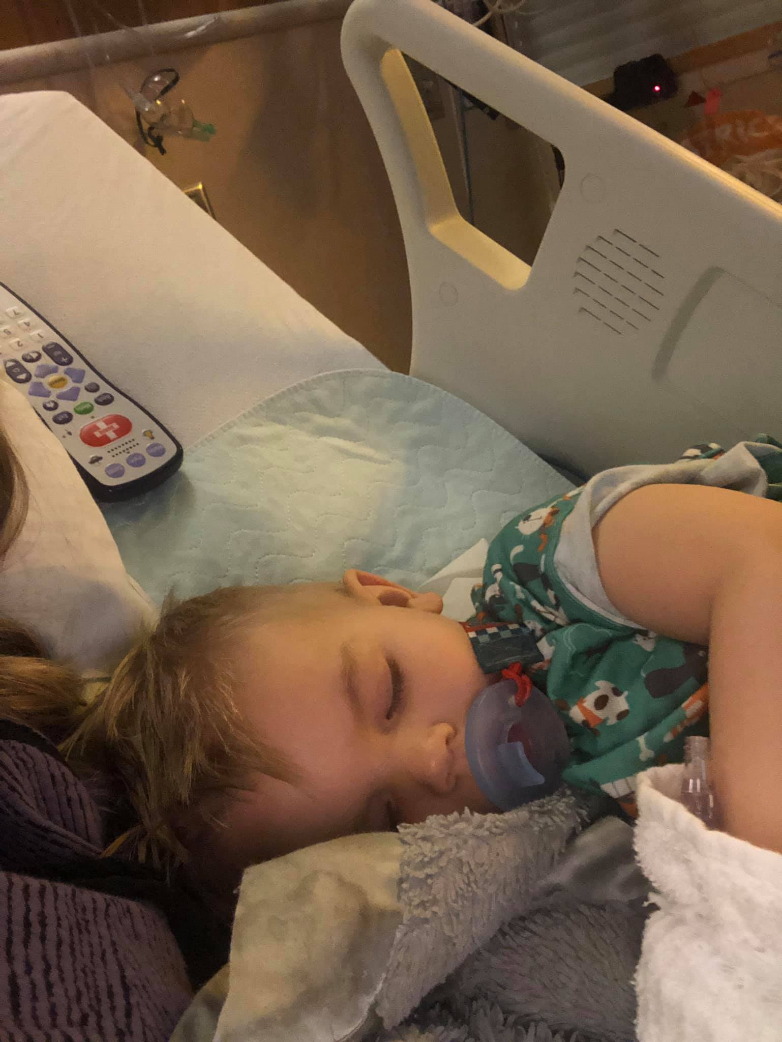Un băiețel de 2 ani, în stare critică după ce a făcut pneumonie din cauza popcornului. Mama avertizează toți părinții 