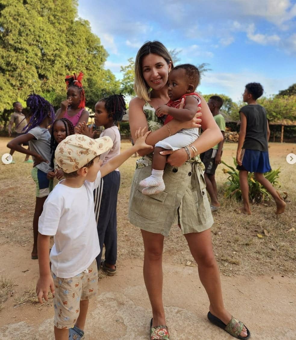 Prezentatoarea TV Ela Crăciun, vacanță în Kenya. A decis să adopte doi copii la plecare: "Nu puteam să rămân indiferentă"