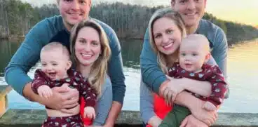 Surori gemene, căsătorite cu frați gemeni identici. Fiecare cuplu are un băiețel, iar micuții sunt gemeni cuaternari | Demamici.ro