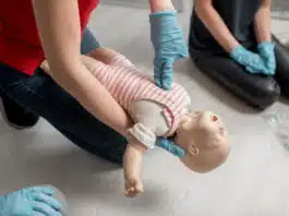 Copil înecat cu mâncare într-un mall din Constanța. Un medic aflat la fața locului a vrut să ofere primul ajutor, însă a fost refuzat | Demamici.ro