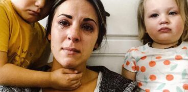 O mamă a descris perfect urcușurile și coborâșurile maternității: „Am strigat din toți plămânii de frustrare și m-am așezat pe podeaua bucătăriei și am plâns. Și copiii mei au trebuit să fie martori la această scenă” | Demamici.ro