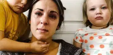 O mamă a descris perfect urcușurile și coborâșurile maternității: „Am strigat din toți plămânii de frustrare și m-am așezat pe podeaua bucătăriei și am plâns. Și copiii mei au trebuit să fie martori la această scenă” | Demamici.ro