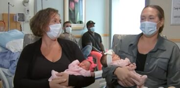 Două surori au născut în aceeași zi. Bebelușii au venit pe lume în același timp, deși mamele aveau termenele la distanță de 3 săptămâni una de cealaltă | Demamici.ro