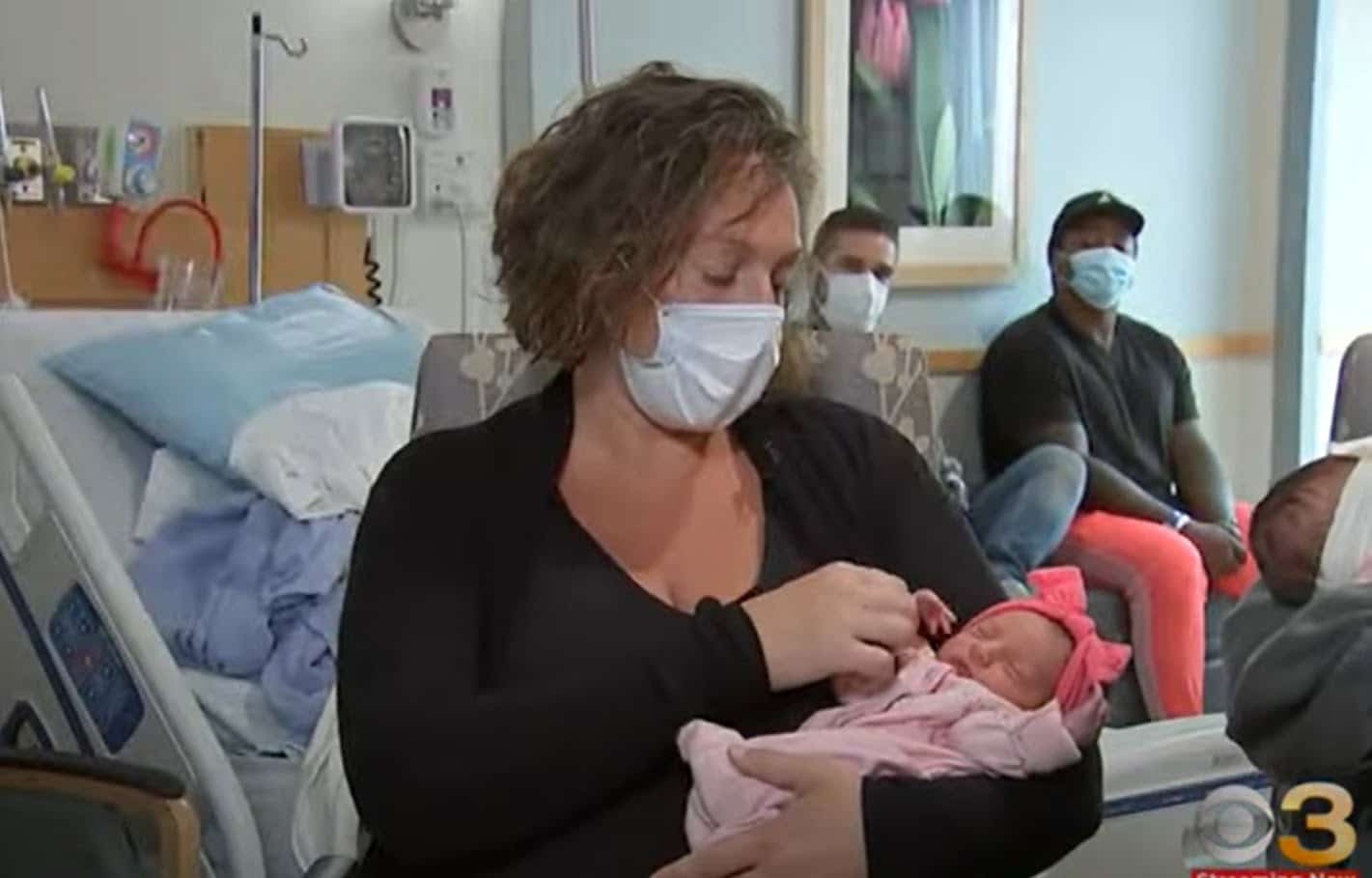 Două surori au născut în aceeași zi. Bebelușii au venit pe lume în același timp, fără ca medicii să prevadă