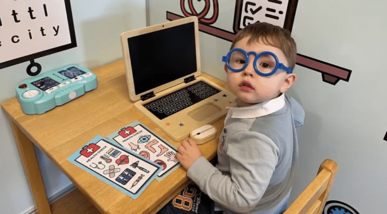 Un băiețel care a învățat singur să citească la 2 ani și 2 luni a devenit cel mai tânăr membru Mensa din Marea Britanie | Demamici.ro