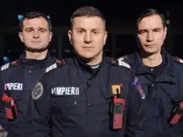 Trei pompieri din Piatra-Neamţ au salvat viaţa unui bebeluş care se înecase cu o bucată de măr | Demamici.ro