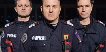 Trei pompieri din Piatra-Neamţ au salvat viaţa unui bebeluş care se înecase cu o bucată de măr | Demamici.ro