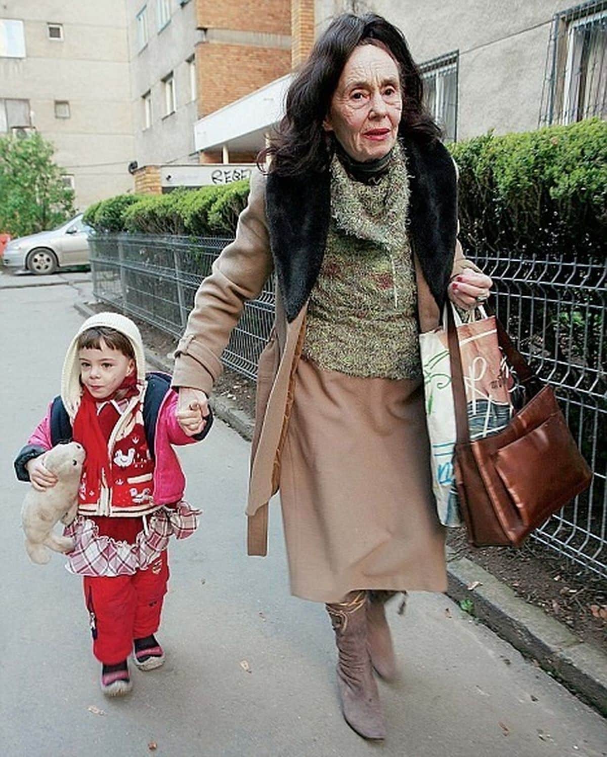 Adriana Iliescu, cea mai bătrână mamă din România, mândră de fiica ei: "Eliza are note doar de 9 și 10 la facultate" 