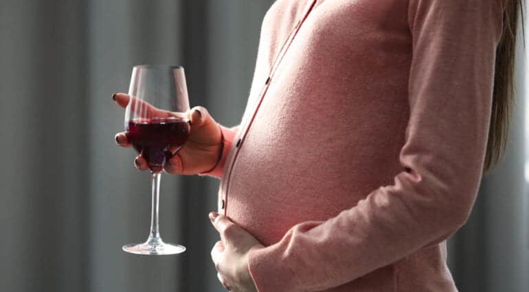 Alcoolul consumat chiar și cu 90 de zile înainte de sarcină, poate modifica fața nou-născutului, potrivit unui nou studi