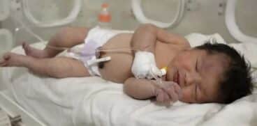 Aya, fetița care a supraviețuit legată de cordonul ombilical al mamei, sub dărâmăturile din Siria. Este alăptată de soția unui medic, iar mii de oameni vor să o adopte | Demamici.ro