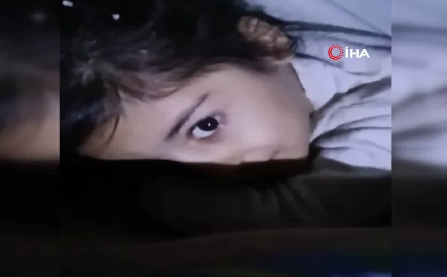 Micuța Ayșe de doar 5 ani a așteptat 7 ore să fie scoasă de sub dărâmăturile din Turcia. Momentul emoționant în care e salvată și își revede tatăl