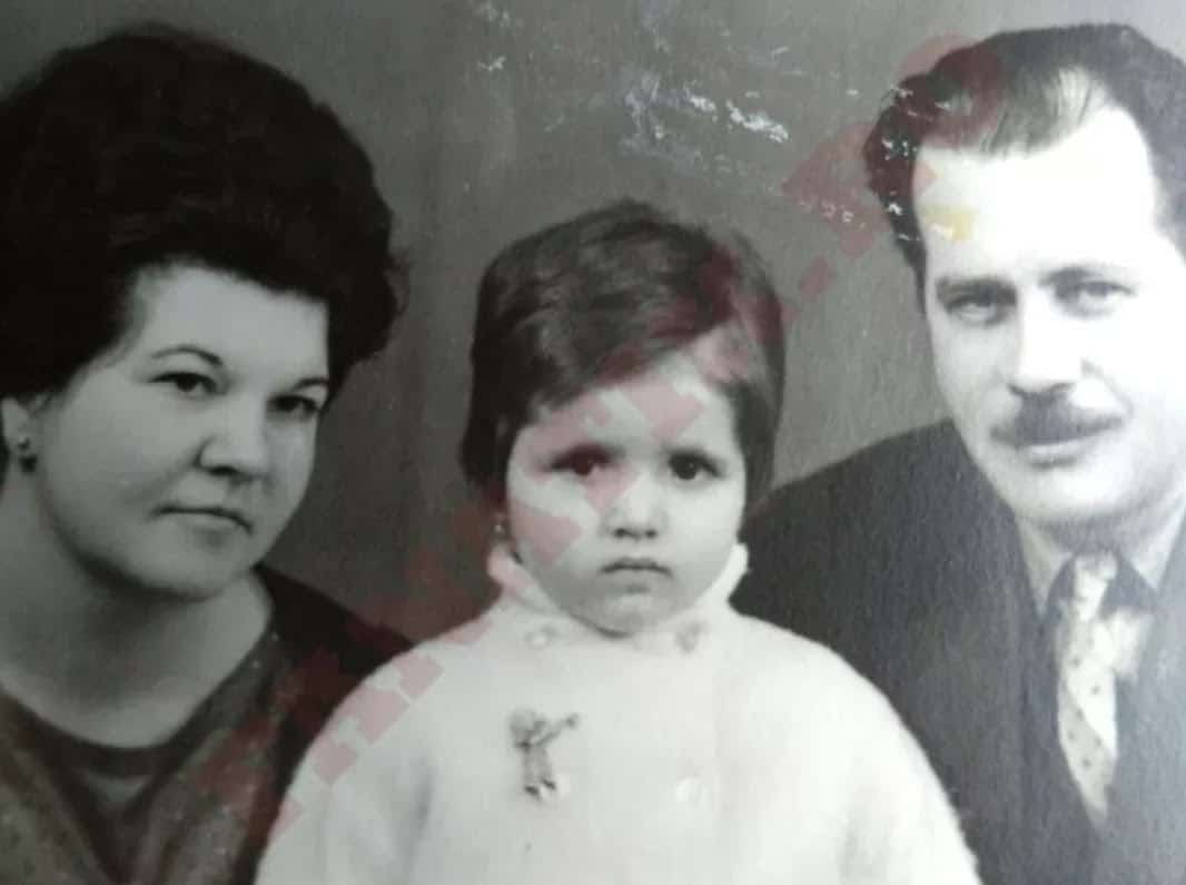 Carmen Rădulescu a fost adoptată la vârsta de 9 luni. Mama biologică nu a mai vrut-o: "Mă ținea cu capul în jos și mă bătea pe coloană ca să mor mai repede"