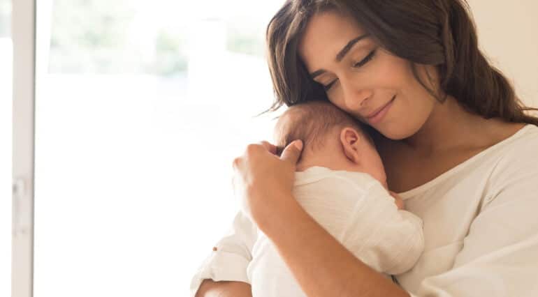 Ținutul în brațe, esențial pentru dezvoltarea emoțională armonioasă a bebelușului. Știința o confirmă | Demamici.ro