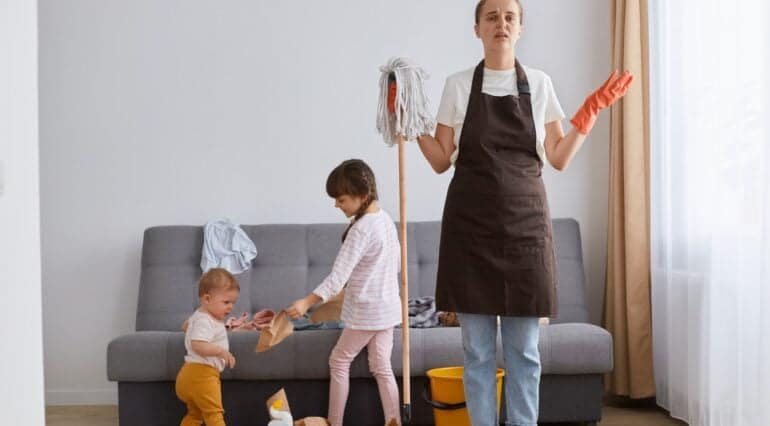 7 din 10 femei din România spun că fac singure treburile casnice. Sondaj BestJobs | Demamici.ro