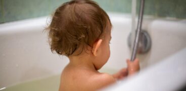 O fetiță de 10 luni s-a înecat în cadă, după ce o jucărie de plastic a rămas blocată în orificiul de scurgere | Demamici.ro