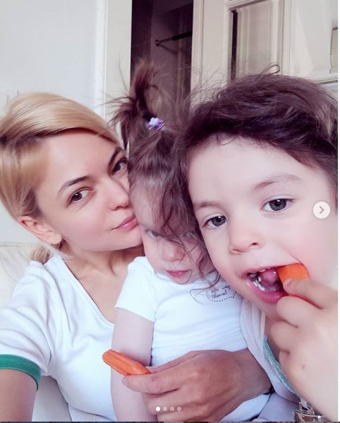 Jurnalista Lavinia Petrea are un semn de naștere pe care și fetițele ei l-au moștenit: "Klara și Klarin sunt însemnate în frunte. La fel ca mine"