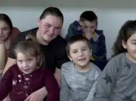 O mămică de 22 de ani din Iași, mamă și tată și pentru cei 4 frați mai mici, după ce părinții lor au murit | Demamici.ro