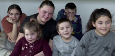 O mămică de 22 de ani din Iași, mamă și tată și pentru cei 4 frați mai mici, după ce părinții lor au murit | Demamici.ro