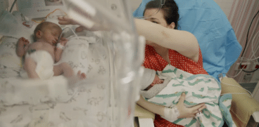 Corina a născut două fetițe gemene univiteline, obținute prin FIV, după mai bine de un deceniu de încercări nereușite. Povestea unei mame extraordinare și a unor inimioare în oglindă VIDEO | Demamici.ro